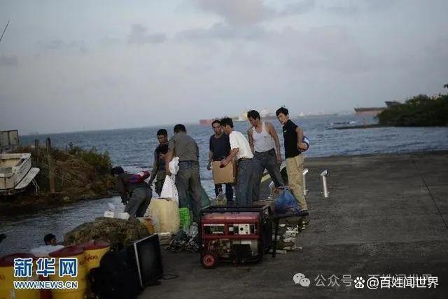 朝鮮船員被遣送回國踏過分界線立馬翻臉脫光衣服全扔回去！(圖1)