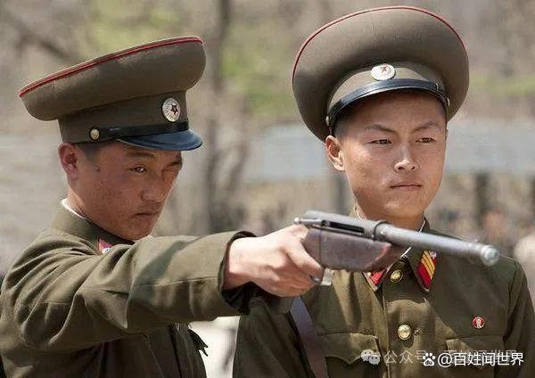 朝鮮船員被遣送回國踏過分界線立馬翻臉脫光衣服全扔回去！(圖4)