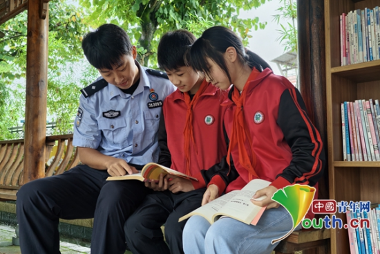 Kaiyun：支教民警張榮一鳴：三尺講臺(tái)連山海 千里書香潤(rùn)童心(圖1)