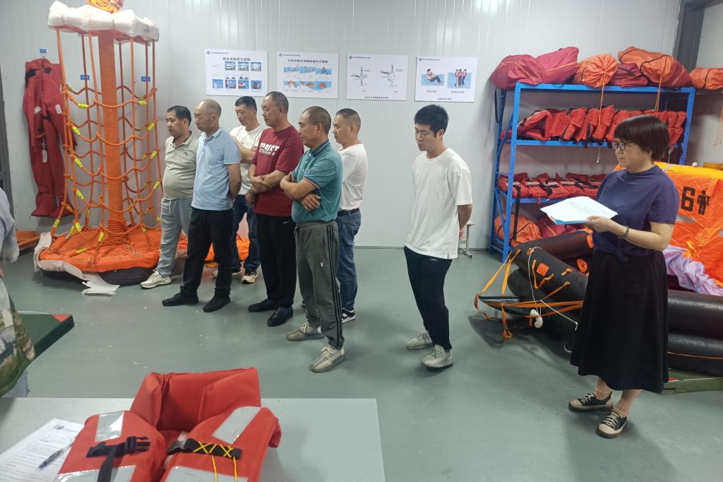 中國漁業互助保險社大連分社為科考船“淞航”號開展航前安全培訓(圖1)