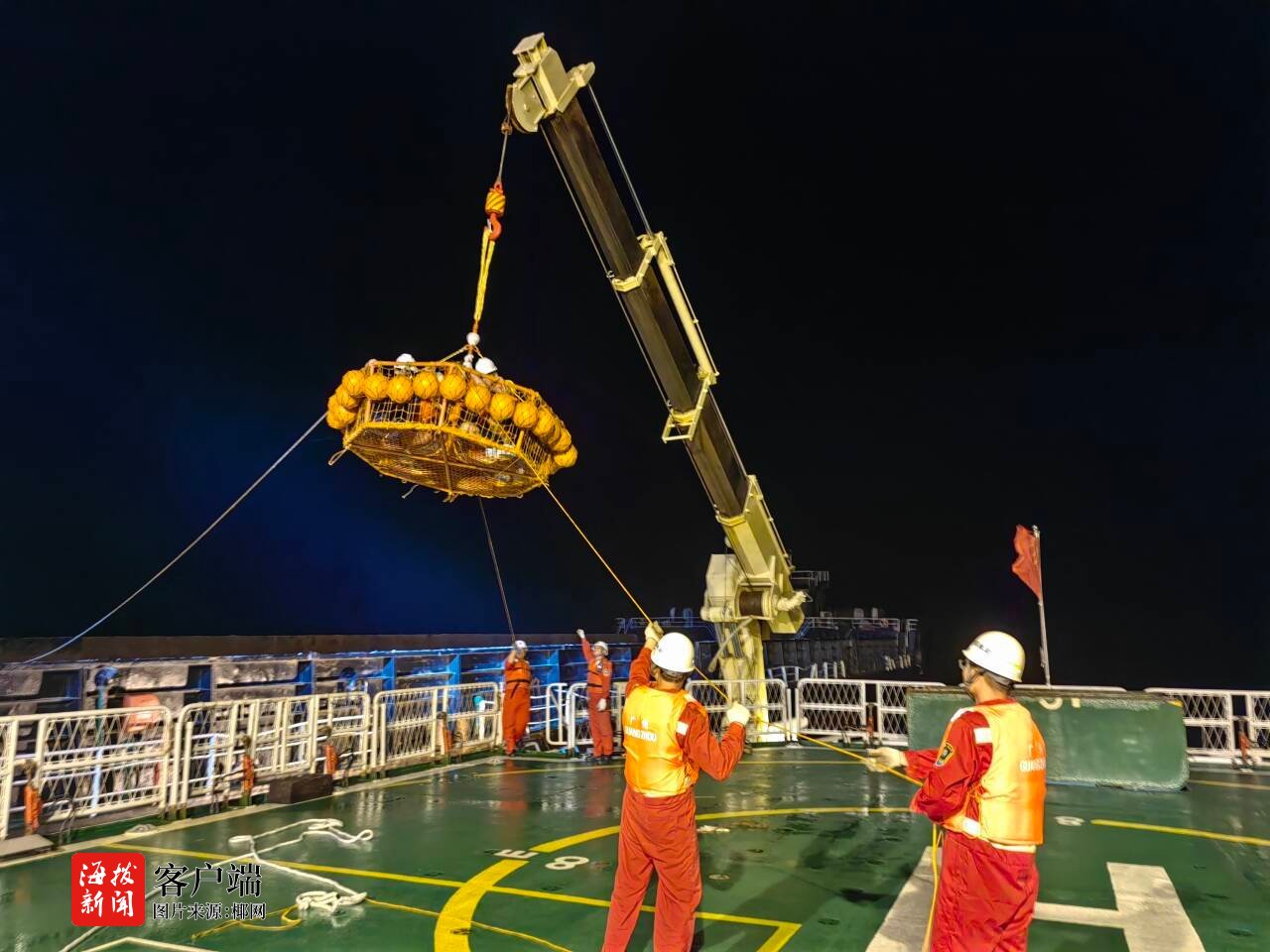 搶在臺風到來之前 南海救助局成功轉運12名遇險船員(圖3)